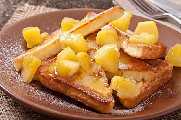 Tostadas francesas con manzanas caramelizadas para el desayuno