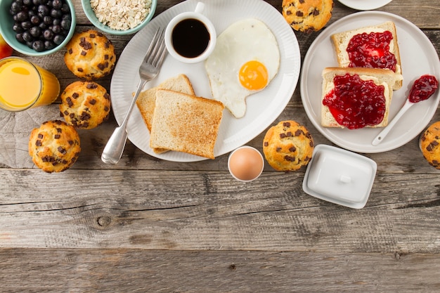 Tostadas, huevos fritos y café para el desayuno