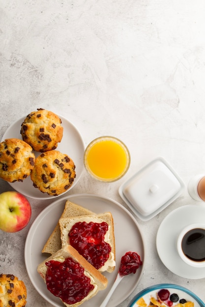 Tostadas, magdalenas y jugo