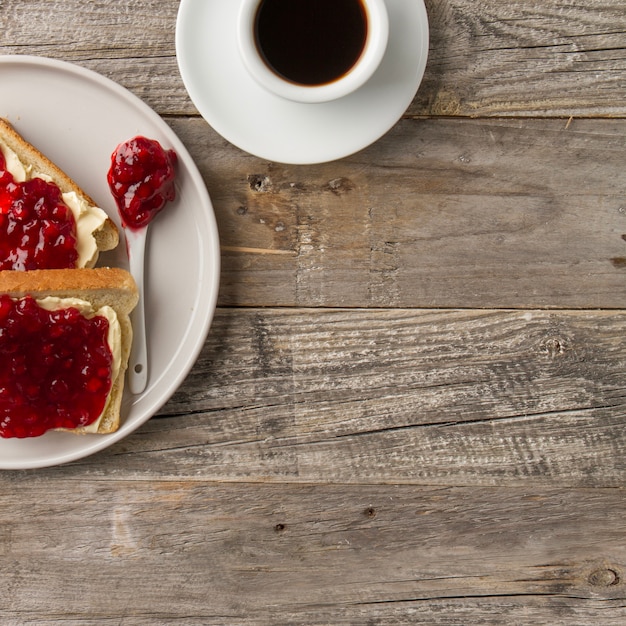 Tostadas con mermelada y café negro