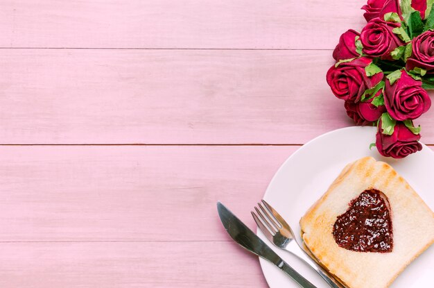 Tostadas con mermelada en forma de corazón con rosas