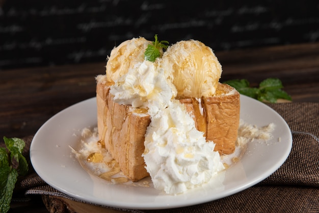 Tostadas de miel con crema batida y helado de vainilla