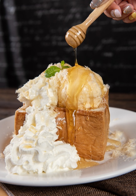 Tostadas de miel con crema batida y helado de vainilla