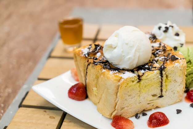 Tostadas de miel con helado de fresa, vainilla y té verde