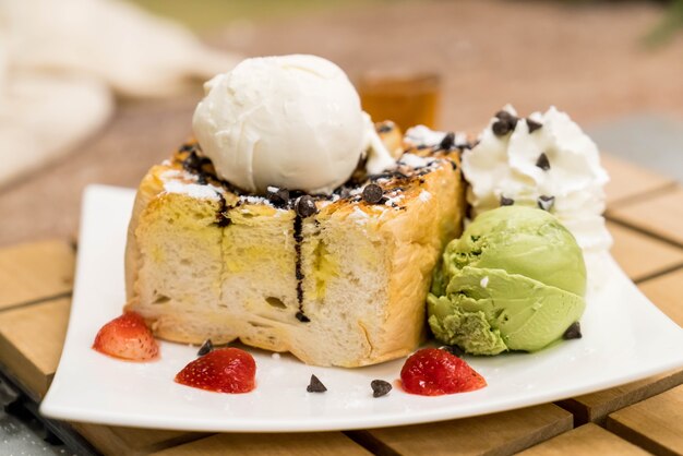 Tostadas de miel con helado de fresa, vainilla y té verde