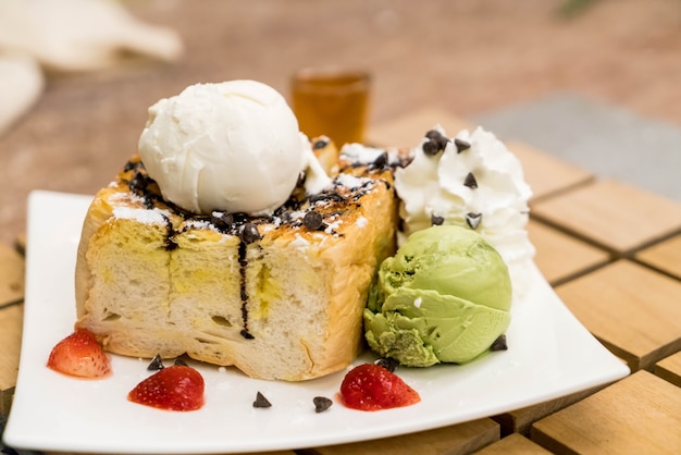 Foto gratuita tostadas de miel con helado de fresa, vainilla y té verde