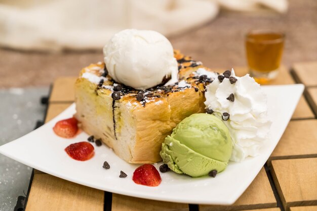 Tostadas de miel con helado de fresa, vainilla y té verde