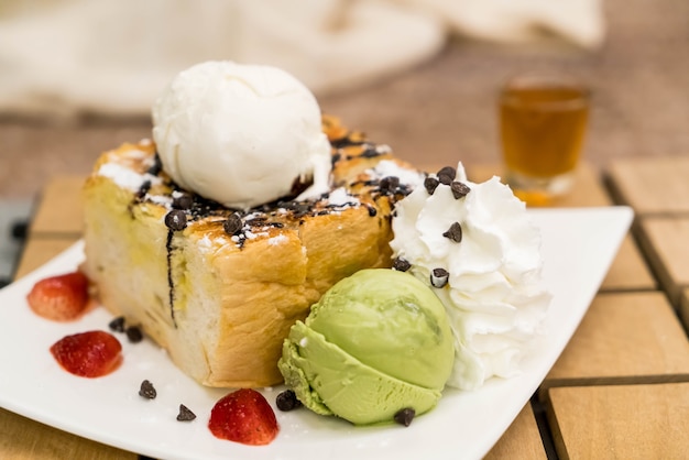 tostadas de miel con helado de fresa, vainilla y té verde