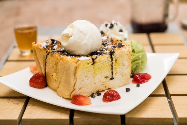 tostadas de miel con helado de fresa, vainilla y té verde