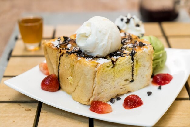 tostadas de miel con helado de fresa, vainilla y té verde