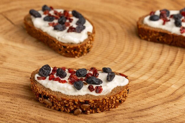 tostadas de pan con crema y frutos secos sobre madera