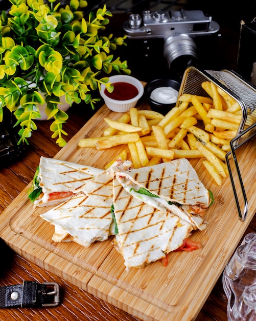 Foto gratuita tostadas de pan plano con espinacas de tomate y queso servidas con papas fritas