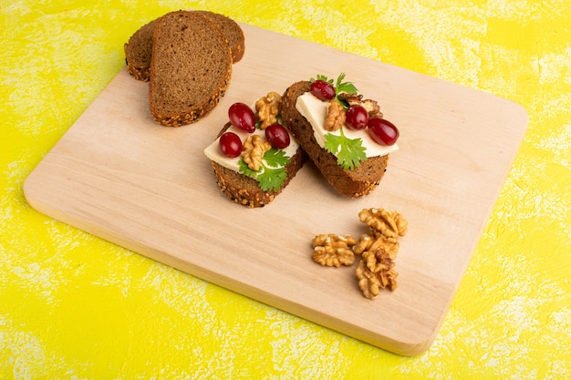 tostadas de pan con queso y nueces sobre amarillo