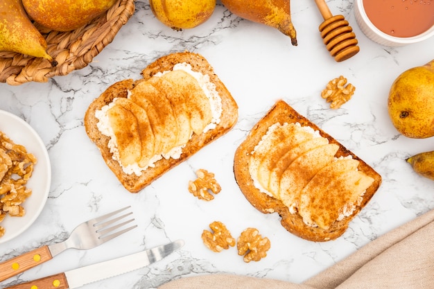 Foto gratuita tostadas con peras y nueces