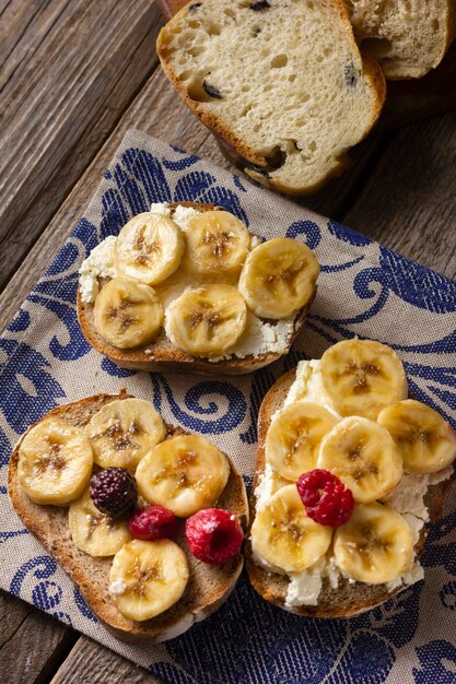 Tostadas planas con plátanos y frutas del bosque