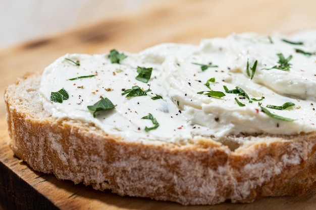 Tostadas de queso crema en tabla de cortar