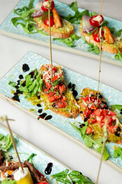 Foto gratuita tostadas con rúcula de tomate y queso rallado