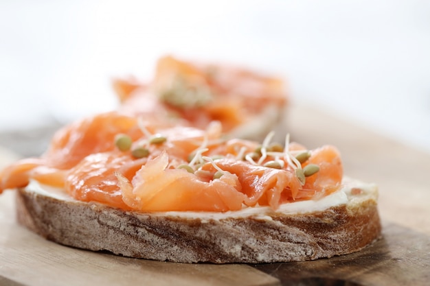 Foto gratuita tostadas de salmón ahumado