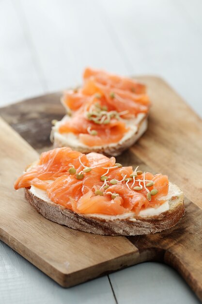 Tostadas de salmón ahumado