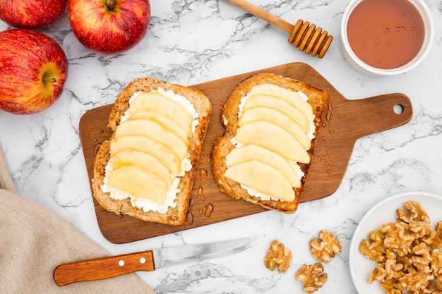 Tostadas en tabla de cortar con manzanas