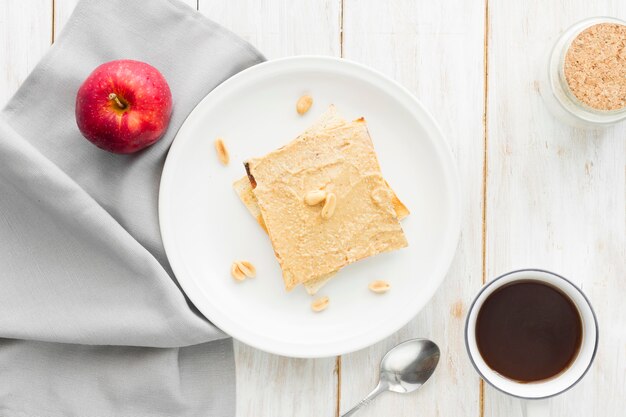 Tostadas con una taza de café