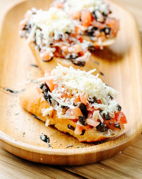 tostadas con tomate aceitunas y queso rallado