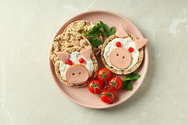 Tostadas con tostadas de pan crujiente para niños para la escuela