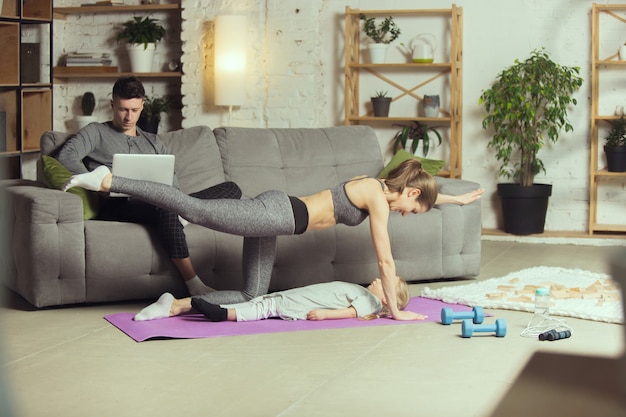 Trabaja las piernas. mujer joven ejercicio fitness, aeróbicos, yoga en casa, estilo de vida deportivo y gimnasio en casa