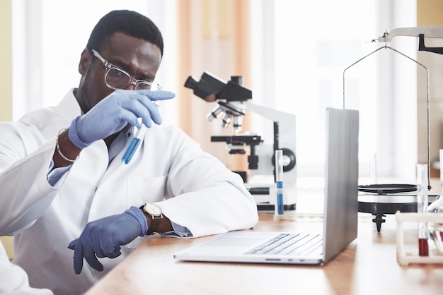 Un trabajador afroamericano trabaja en un laboratorio realizando experimentos.
