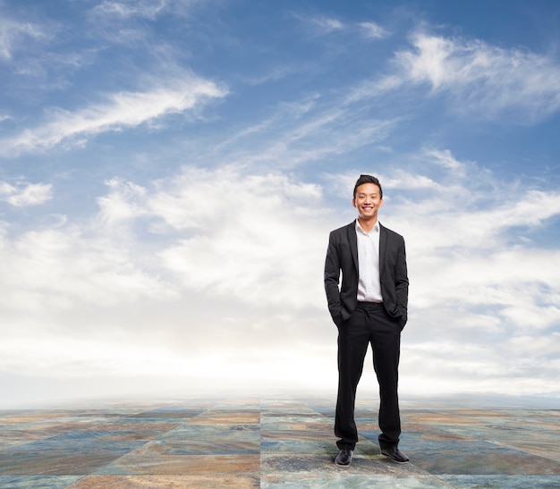 Foto gratuita trabajador alegre con el cielo de fondo