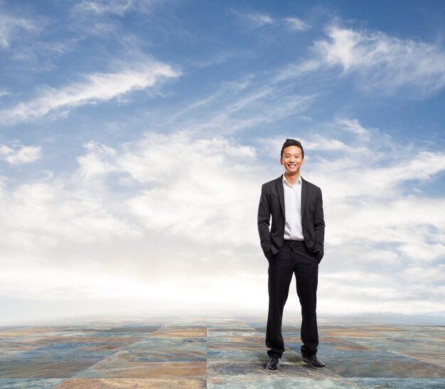 Trabajador alegre con el cielo de fondo