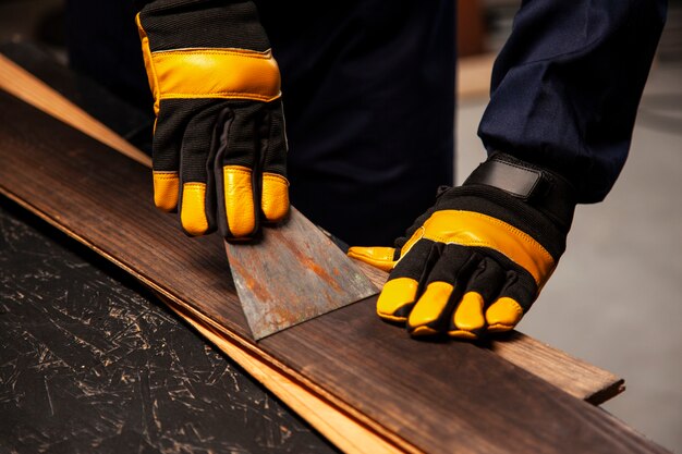 Trabajador de alto ángulo con guantes de seguridad.