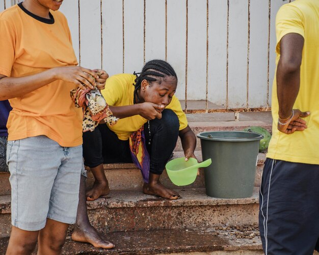 Trabajador de campo agua potable después del trabajo