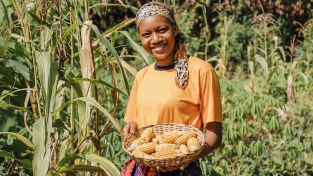 Foto gratuita trabajador de campo posando con maíz