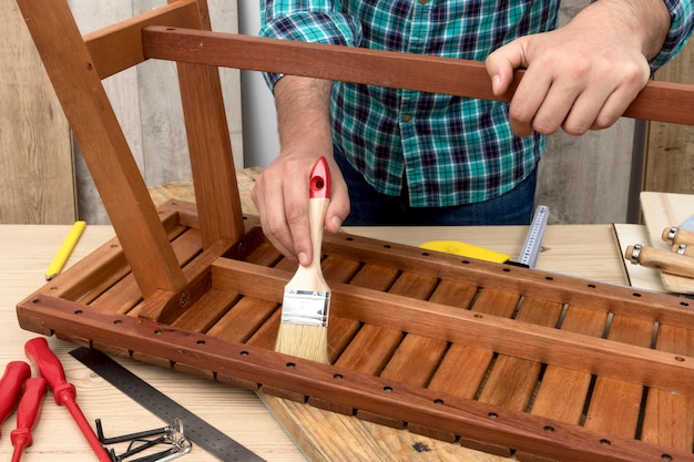 Trabajador de carpintero calificado utilizando sus herramientas en madera