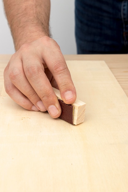 Foto gratuita trabajador de carpintero calificado utilizando sus herramientas en madera