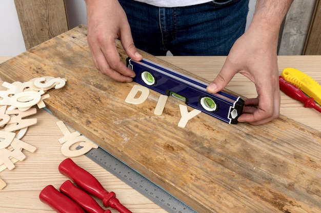 Trabajador de carpintero haciendo letras de bricolaje