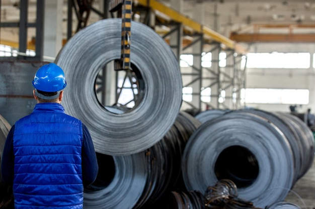 Trabajador en casco de construcción azul