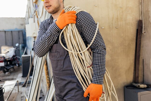 Trabajador con casco con cuerda