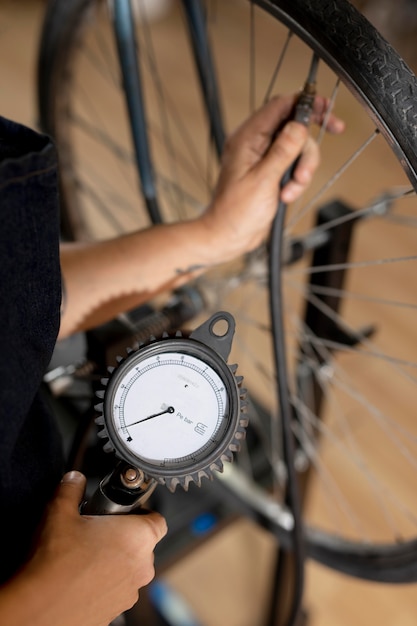 Trabajador de cerca comprobando la rueda