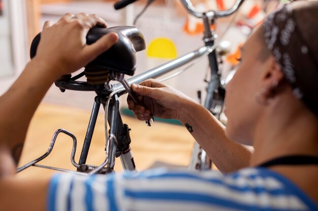 Trabajador de cerca reparando bicicleta