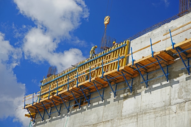 Trabajador comprabando la estructura