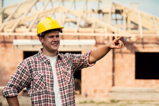 Trabajador de la construcción apuntando a algo