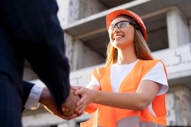 Trabajador de la construcción y la construcción en el sitio con el arquitecto.