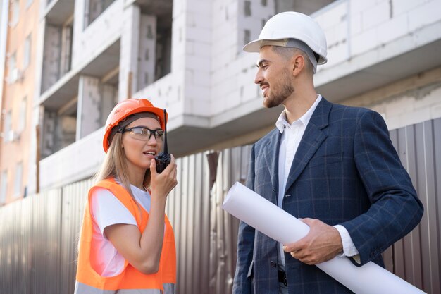 Trabajador de la construcción y la construcción en el sitio con el arquitecto.