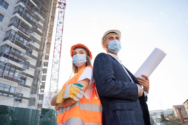 Trabajador de la construcción y la construcción en el sitio con el arquitecto.