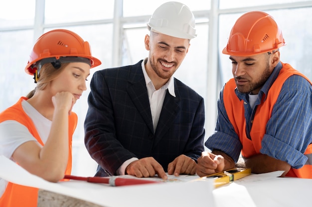 Trabajador de la construcción y la construcción en el sitio con el arquitecto.