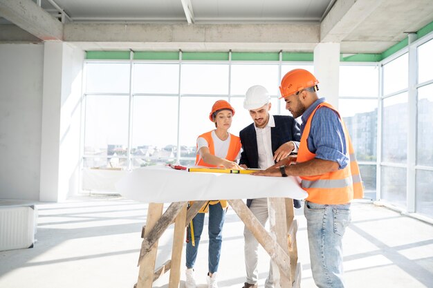 Trabajador de la construcción y la construcción en el sitio con el arquitecto.