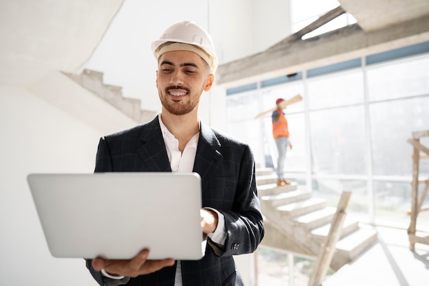 Trabajador de la construcción y la construcción en el sitio con el arquitecto.