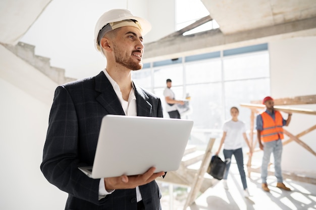 Trabajador de la construcción y la construcción en el sitio con el arquitecto.